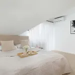 Unique House With 3 Bedrooms, Garden And Air Conditioning By Renters *