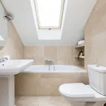 Unique House With 3 Bedrooms, Garden And Air Conditioning By Renters