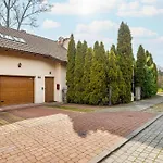 Unique House With 3 Bedrooms, Garden And Air Conditioning By Renters *