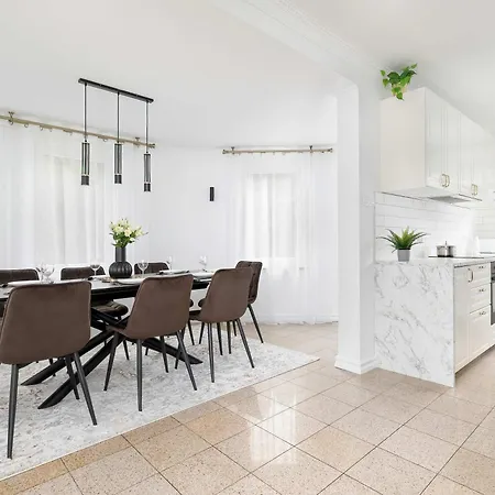 Unique House With 3 Bedrooms, Garden And Air Conditioning By Renters بيت للعطل