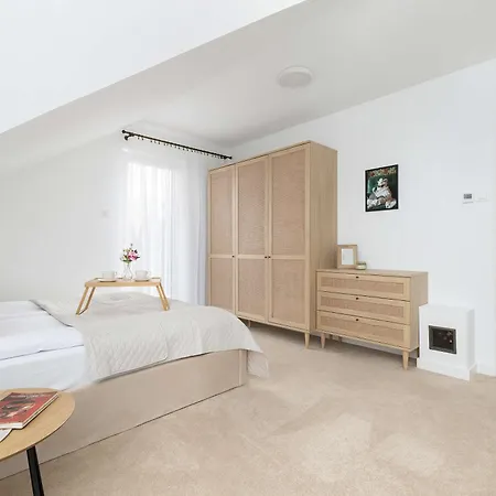 Prázdninový dům Unique House With 3 Bedrooms, Garden And Air Conditioning By Renters