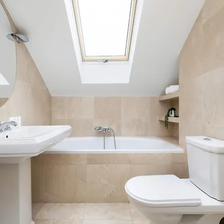 Unique House With 3 Bedrooms, Garden And Air Conditioning By Renters