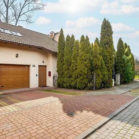Unique House With 3 Bedrooms, Garden And Air Conditioning By Renters *