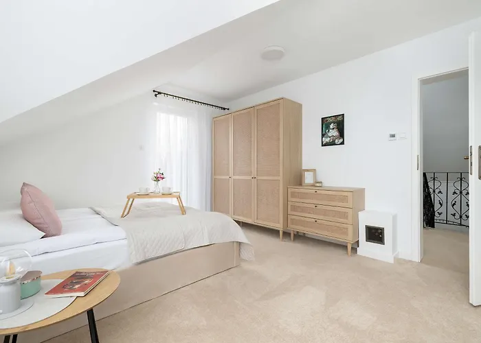 Prázdninový dům Unique House With 3 Bedrooms, Garden And Air Conditioning By Renters